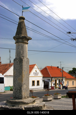 Pellengér a fertőrákosi községháza előtt-stock-foto