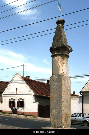 Pellengér a fertőrákosi községháza előtt-stock-foto