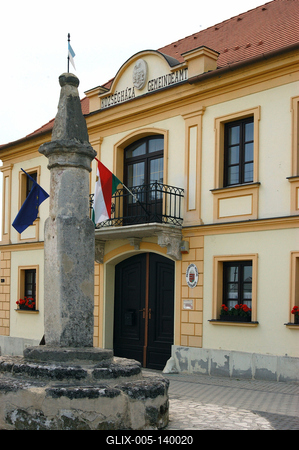Pellengér a fertőrákosi községháza előtt-stock-foto
