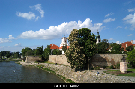 Győr, a Püspökvár látképe a Rába folyó partján-stock-foto