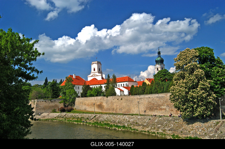 Győr, a Püspökvár látképe a Rába folyó partján-stock-foto