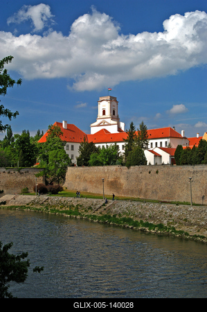 Győr, a Püspökvár látképe a Rába folyó partján-stock-foto