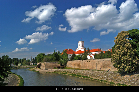 Győr, a Püspökvár látképe a Rába folyó partján-stock-foto