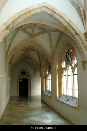 A Pannonhalmi Bencés Főapátság kerengője-stock-foto