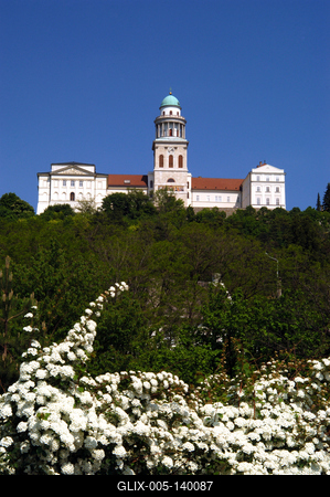 A Pannonhalmi Bencés Főapátság látképe-stock-foto