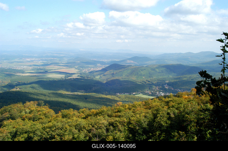 Őszi erdő a Mátrában-stock-foto
