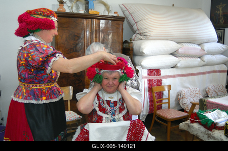 Matyó népviseletbe öltözött asszonyok a tardi tájházban-stock-foto
