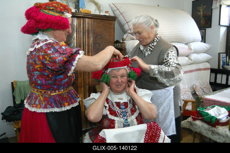 Matyó népviseletbe öltözött asszonyok a tardi tájházban-stock-foto