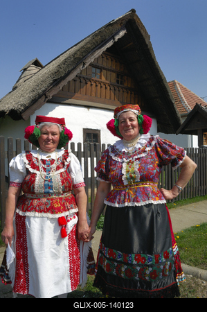 Matyó népviseletbe öltözött asszonyok a tardi tájházban-stock-foto