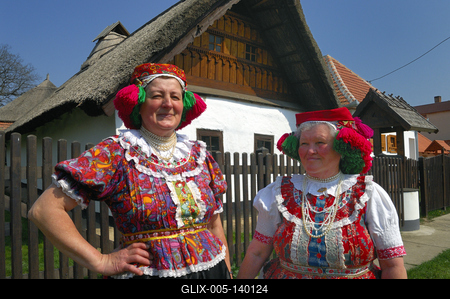 Matyó népviseletbe öltözött asszonyok a tardi tájházban-stock-foto