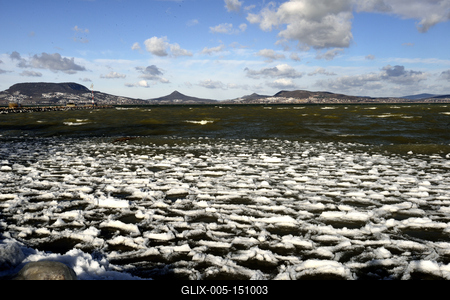 A január elején beköszöntött erõs viharos szélnek és a nagy hidegnek köszönhetõen jégben pompázik a Balaton déli partja.A növényekre és a part meletti tárgyakra ráfagy a Balaton vize és igazi jégszobrokat varázsol a természet.-stock-foto