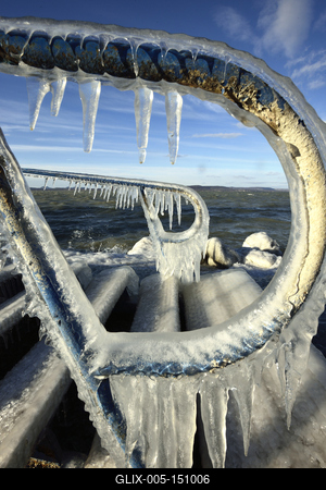 A január elején beköszöntött erõs viharos szélnek és a nagy hidegnek köszönhetõen jégben pompázik a Balaton déli partja.A növényekre és a part meletti tárgyakra ráfagy a Balaton vize és igazi jégszobrokat varázsol a természet.-stock-foto