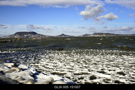 A január elején beköszöntött erõs viharos szélnek és a nagy hidegnek köszönhetõen jégben pompázik a Balaton déli partja.A növényekre és a part meletti tárgyakra ráfagy a Balaton vize és igazi jégszobrokat varázsol a természet.-stock-foto