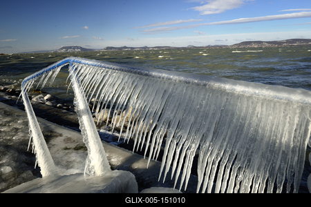 A január elején beköszöntött erõs viharos szélnek és a nagy hidegnek köszönhetõen jégben pompázik a Balaton déli partja.A növényekre és a part meletti tárgyakra ráfagy a Balaton vize és igazi jégszobrokat varázsol a természet.-stock-foto