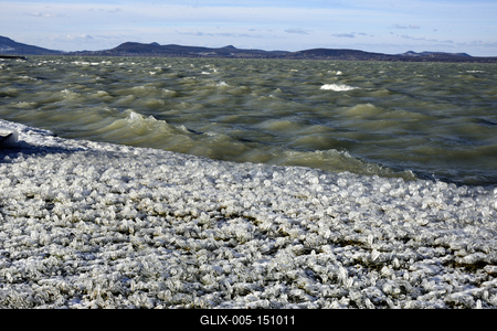 A január elején beköszöntött erõs viharos szélnek és a nagy hidegnek köszönhetõen jégben pompázik a Balaton déli partja.A növényekre és a part meletti tárgyakra ráfagy a Balaton vize és igazi jégszobrokat varázsol a természet.-stock-foto