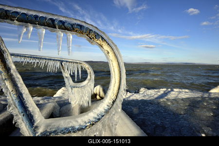 A január elején beköszöntött erõs viharos szélnek és a nagy hidegnek köszönhetõen jégben pompázik a Balaton déli partja.A növényekre és a part meletti tárgyakra ráfagy a Balaton vize és igazi jégszobrokat varázsol a természet.-stock-foto