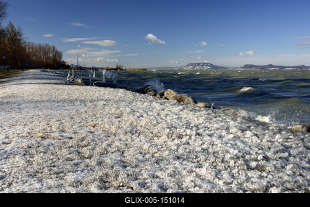 A január elején beköszöntött erõs viharos szélnek és a nagy hidegnek köszönhetõen jégben pompázik a Balaton déli partja.A növényekre és a part meletti tárgyakra ráfagy a Balaton vize és igazi jégszobrokat varázsol a természet.-stock-foto