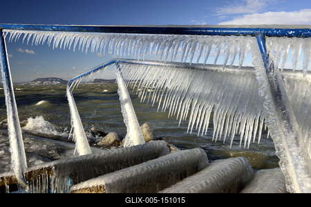 A január elején beköszöntött erõs viharos szélnek és a nagy hidegnek köszönhetõen jégben pompázik a Balaton déli partja.A növényekre és a part meletti tárgyakra ráfagy a Balaton vize és igazi jégszobrokat varázsol a természet.-stock-foto