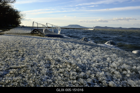 A január elején beköszöntött erõs viharos szélnek és a nagy hidegnek köszönhetõen jégben pompázik a Balaton déli partja.A növényekre és a part meletti tárgyakra ráfagy a Balaton vize és igazi jégszobrokat varázsol a természet.-stock-foto