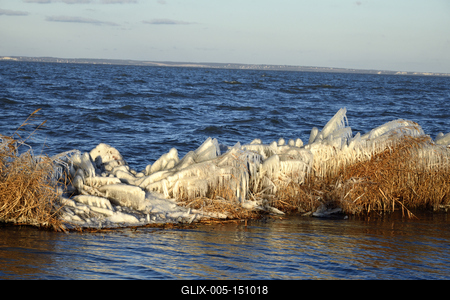 A január elején beköszöntött erõs viharos szélnek és a nagy hidegnek köszönhetõen jégben pompázik a Balaton déli partja.A növényekre és a part meletti tárgyakra ráfagy a Balaton vize és igazi jégszobrokat varázsol a természet.-stock-foto