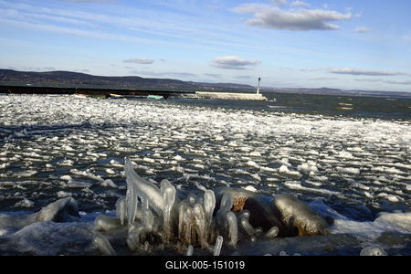 A január elején beköszöntött erõs viharos szélnek és a nagy hidegnek köszönhetõen jégben pompázik a Balaton déli partja.A növényekre és a part meletti tárgyakra ráfagy a Balaton vize és igazi jégszobrokat varázsol a természet.-stock-foto