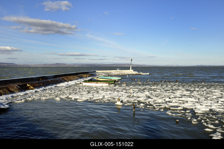 A január elején beköszöntött erõs viharos szélnek és a nagy hidegnek köszönhetõen jégben pompázik a Balaton déli partja.A növényekre és a part meletti tárgyakra ráfagy a Balaton vize és igazi jégszobrokat varázsol a természet.-stock-foto