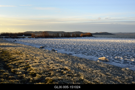 A január elején beköszöntött erõs viharos szélnek és a nagy hidegnek köszönhetõen jégben pompázik a Balaton déli partja.A növényekre és a part meletti tárgyakra ráfagy a Balaton vize és igazi jégszobrokat varázsol a természet.-stock-foto