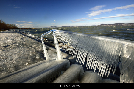 A január elején beköszöntött erõs viharos szélnek és a nagy hidegnek köszönhetõen jégben pompázik a Balaton déli partja.A növényekre és a part meletti tárgyakra ráfagy a Balaton vize és igazi jégszobrokat varázsol a természet.-stock-foto