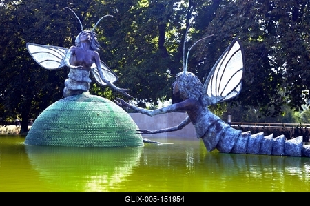 Tiszavirágpár szobor Szolnokon A Tisza-parti sétányon.-stock-foto