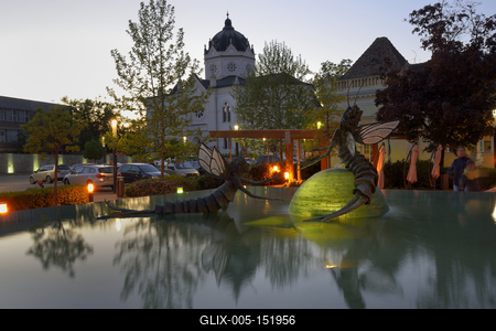 Tiszavirágpár szobor Szolnokon A Tisza-parti sétányon.-stock-foto