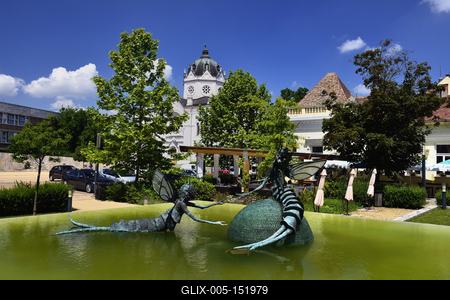 Tiszavirágpár szobor Szolnokon A Tisza-parti sétányon.-stock-foto