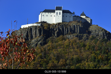 A füzéri vár a Zempléni-hegységben-stock-foto