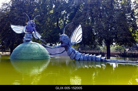 Tiszavirágpár szobor Szolnokon A Tisza-parti sétányon.-stock-foto