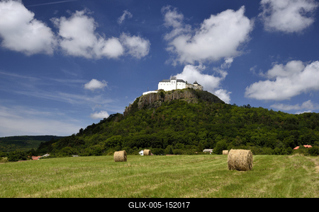 A füzéri vár a Zempléni-hegységben-stock-foto