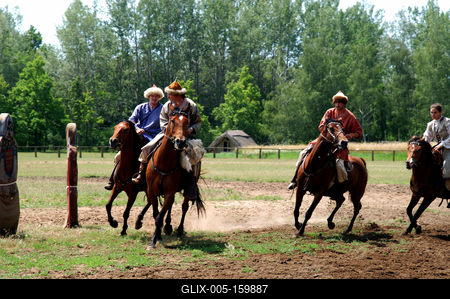 Lovasbemutató Ópusztaszeren a Nemzeti Történeti Emlékparkban-stock-foto