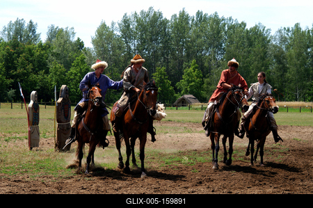 Lovasbemutató Ópusztaszeren a Nemzeti Történeti Emlékparkban-stock-foto