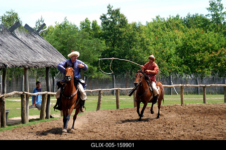 Lovasbemutató Ópusztaszeren a Nemzeti Történeti Emlékparkban-stock-foto