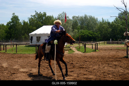 Lovasbemutató Ópusztaszeren a Nemzeti Történeti Emlékparkban-stock-foto