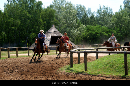 Lovasbemutató Ópusztaszeren a Nemzeti Történeti Emlékparkban-stock-foto