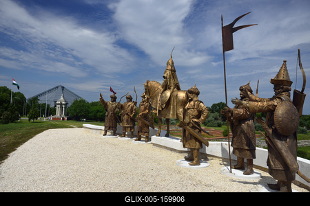 Az Árpád és vezérei szoborcsoprt Kligl Sándor szobrászmûvész alkotása az Ópusztaszeri Történeti Emélkparkban található. Az életnagyságú alakokat formázószoborcsoport  az emlékparkban az egykori Árpád-kori templom romjai mellett magas-stock-foto