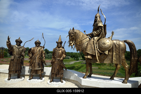 Az Árpád és vezérei szoborcsoprt Kligl Sándor szobrászmûvész alkotása az Ópusztaszeri Történeti Emélkparkban található. Az életnagyságú alakokat formázószoborcsoport  az emlékparkban az egykori Árpád-kori templom romjai mellett magas-stock-foto