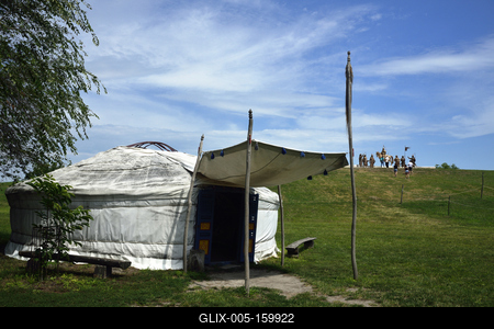 Az Árpád és vezérei szoborcsoprt Kligl Sándor szobrászmûvész alkotása az Ópusztaszeri Történeti Emélkparkban található. Az életnagyságú alakokat formázószoborcsoport  az emlékparkban az egykori Árpád-kori templom romjai mellett magas-stock-foto