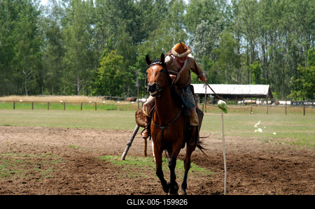 Lovasbemutató Ópusztaszeren a Nemzeti Történeti Emlékparkban-stock-foto