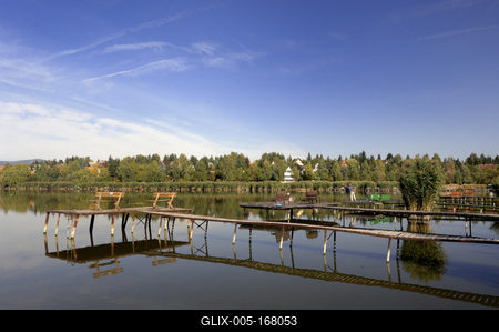 A börzsöny lábánál található festõi környezetben a diósjenõi tó-stock-foto