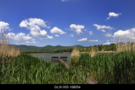 A börzsöny lábánál található festõi környezetben a diósjenõi tó-stock-foto