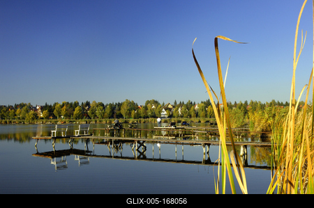 A börzsöny lábánál található festõi környezetben a diósjenõi tó-stock-foto