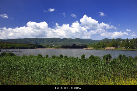 A börzsöny lábánál található festõi környezetben a diósjenõi tó-stock-foto