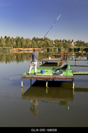 A börzsöny lábánál található festõi környezetben a diósjenõi tó-stock-foto