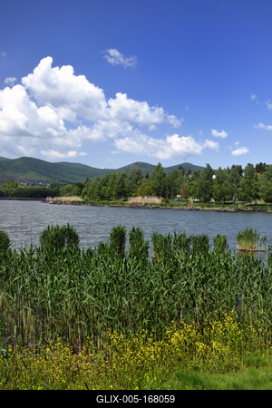 A börzsöny lábánál található festõi környezetben a diósjenõi tó-stock-foto