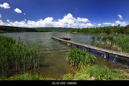 A börzsöny lábánál található festõi környezetben a diósjenõi tó-stock-foto